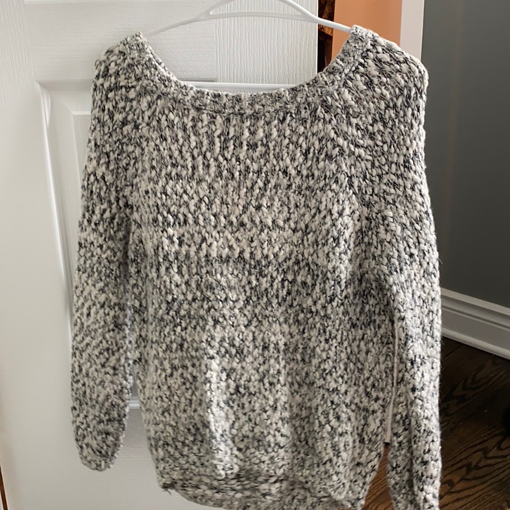 Thick sweater black and white with zipper